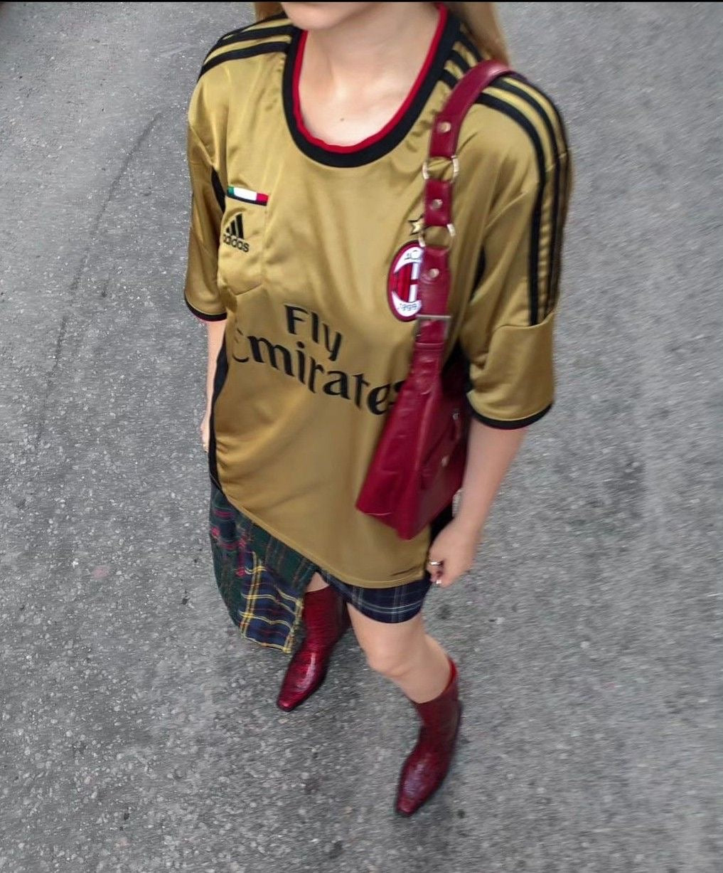 Camisola dourada de visitante do Milan 2013/14