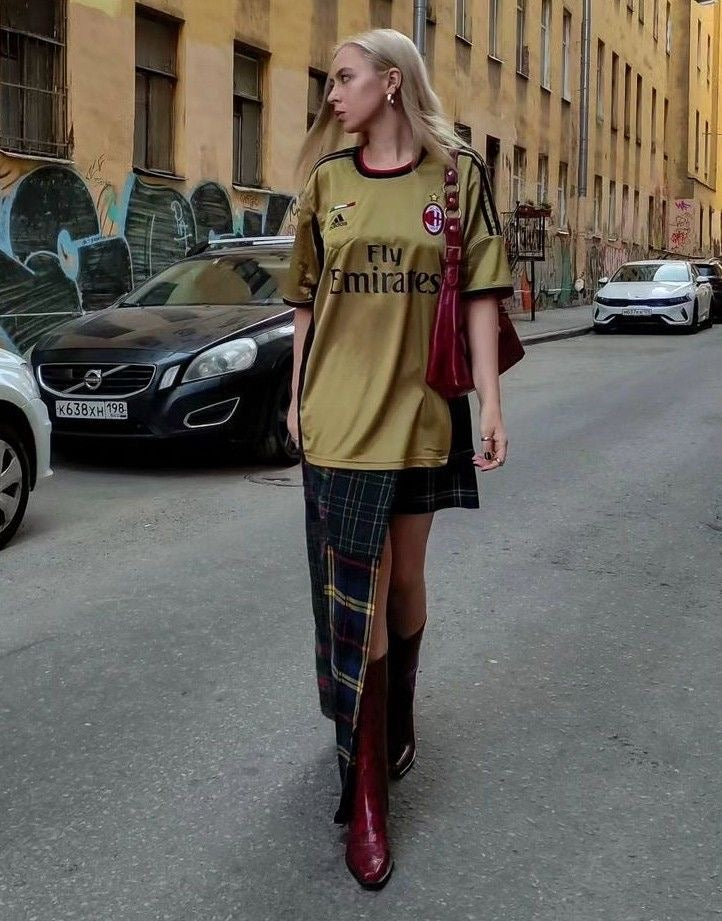 Camisola dourada de visitante do Milan 2013/14